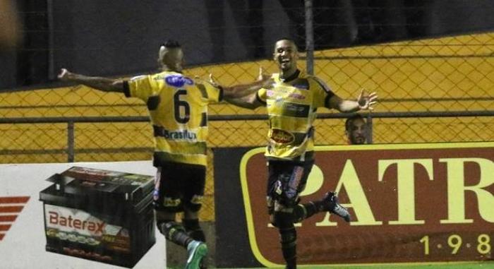 Poupando atletas e com gol contra, Santos perde para o Novorizontino