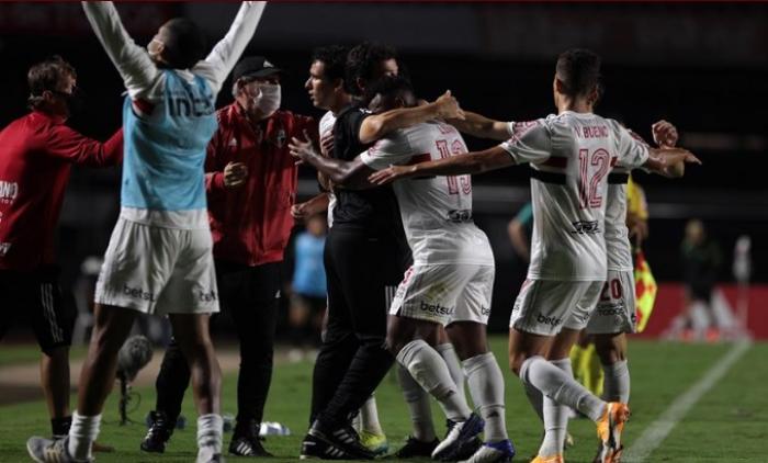 São Paulo só empata com o Coritiba e fica distante do título