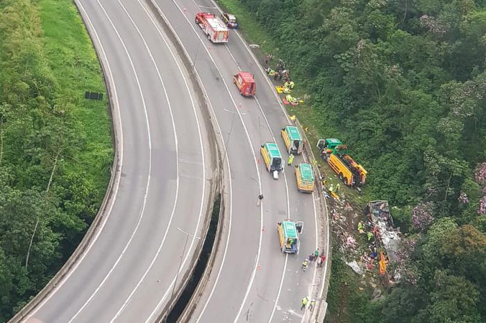 Acidente grave com ônibus mata 19 pessoas no litoral do Paraná