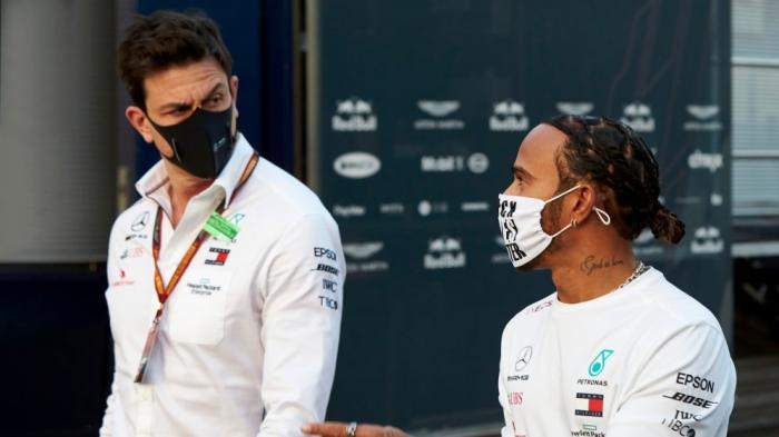 Negociações entre Lewis Hamilton e Mercedes continuam, afirma chefe da equipe
