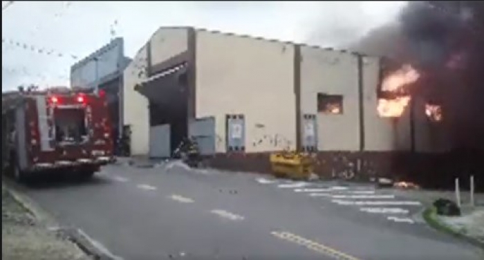 Bombeiros apagam incêndio em fábrica de velas na Vila Carlina, em Mauá
