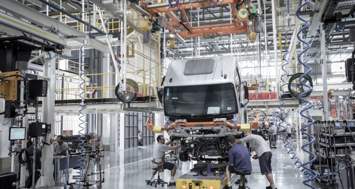 Mercedes-Benz, Scania e Volvo reduzem operações após agravamento da pandemia de coronavírus