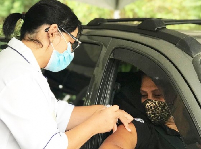 Cabo Fátima “Pérola Neggra” é imunizada contra a Covid-19 em Mauá