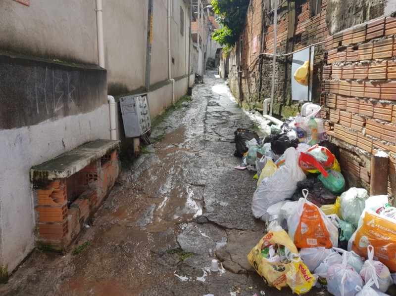 Moradores pedem que obras de infraestrutura sejam realizadas na viela Mano Carvoeiro, no Jardim Zaíra