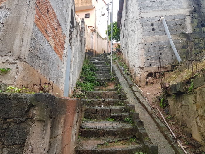 Morador cobra melhorias de infraestrutura em viela no Jardim Zaíra