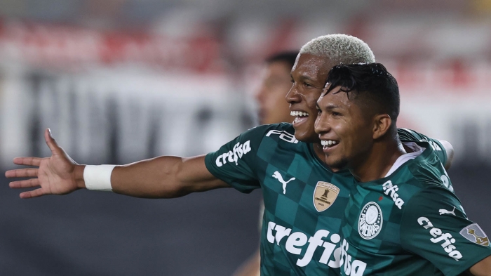 Palmeiras sofre, mas estreia com vitória na Libertadores