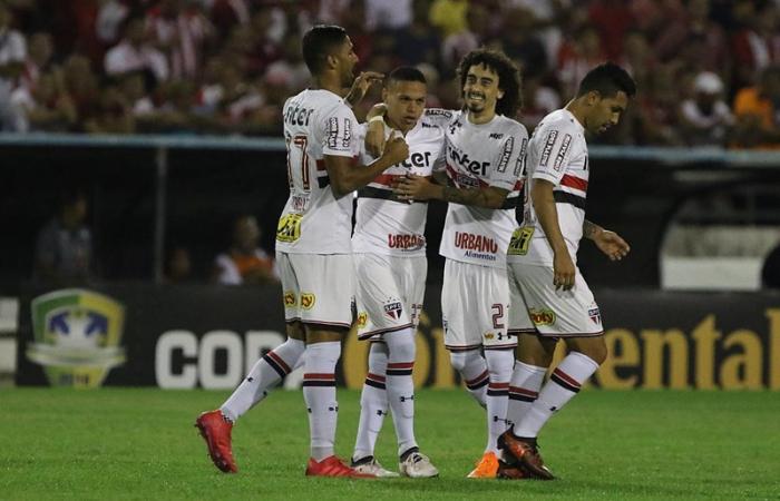 Com ótima atuação de Valdívia, São Paulo faz 3 a 0 no CRB e se garante na quarta fase da Copa do Brasil