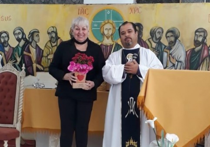 Ceci Barbosa homenageia todas as mães na igreja Santo Expedito