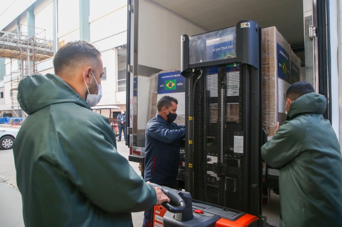 Três mil litros de insumos para fabricação da CoronaVac devem chegar ao Butantan no dia 25