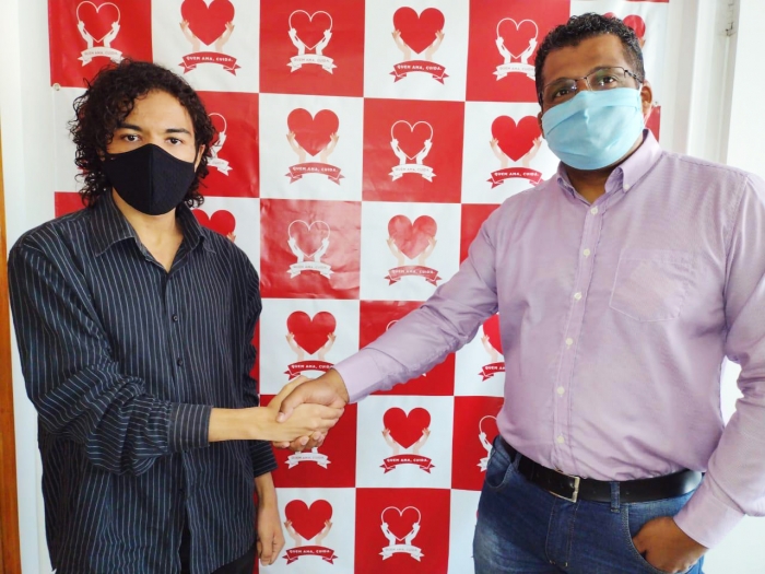 Robson Santos recebe jovem que ingressou na USP e cria curso preparatório de vestibular
