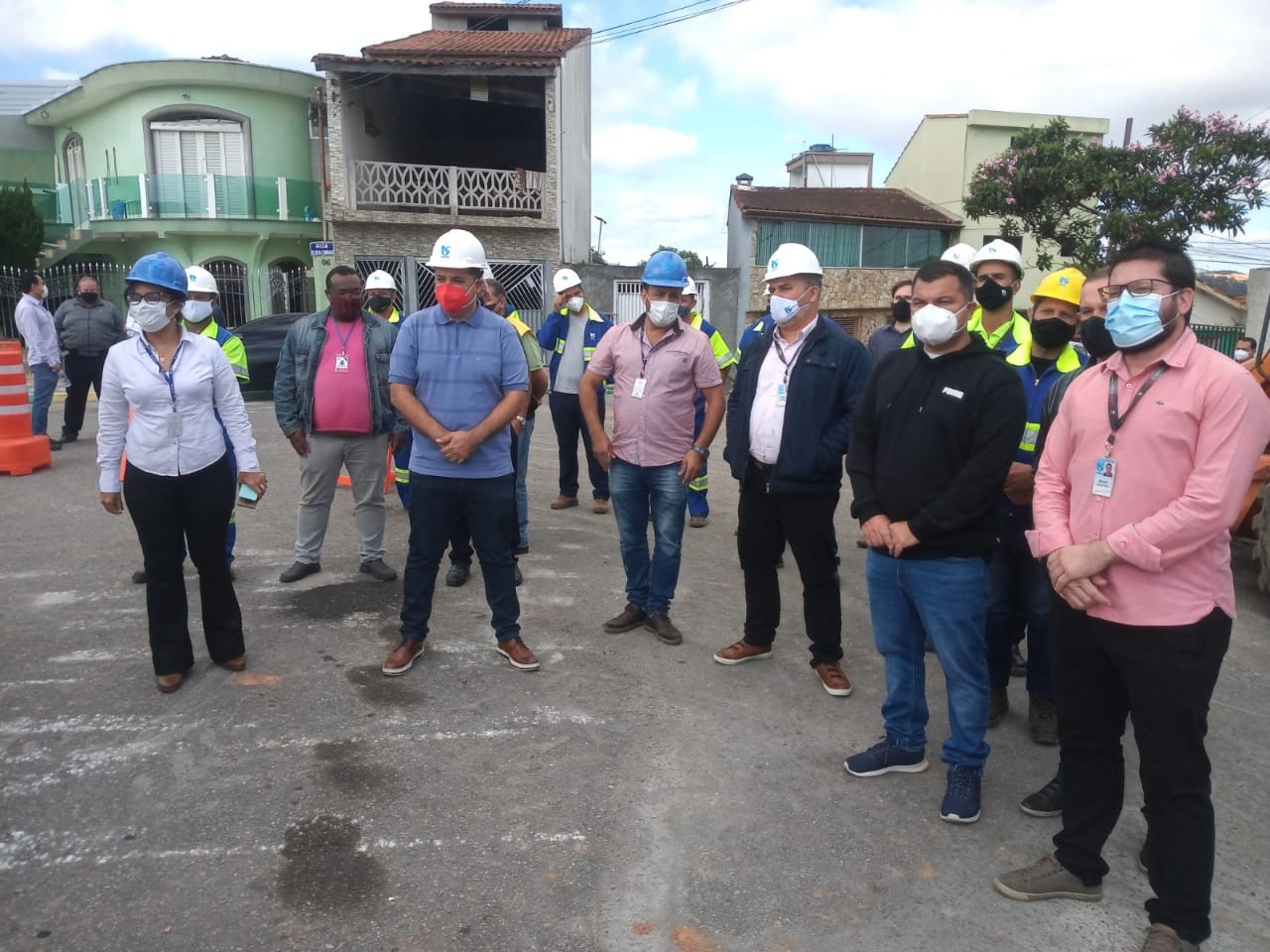 Marcelo Oliveira (de máscara vermelha) esteve no local das obras para acompanhar início da nova etapa ao lado de representantes da SABESP