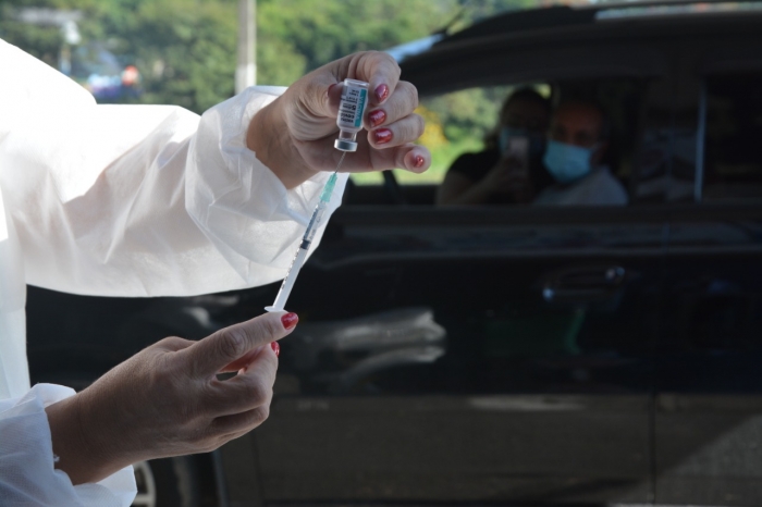 Universidade de Oxford testará versão em spray nasal de vacina contra a Covid-19 