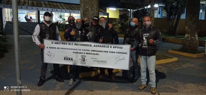 Membros do Moto Clube Abutre’s distribuem máscaras a funcionários do Hospital Nardini
