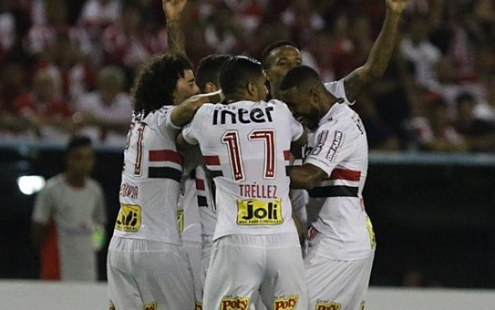 São Paulo vence com duas falhas do goleiro Paes e garante vaga nas semifinais do Paulistão