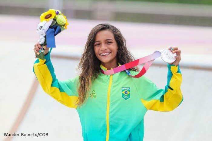 Rayssa Leal conquista a prata no skate street e se torna medalhista mais jovem do Brasil