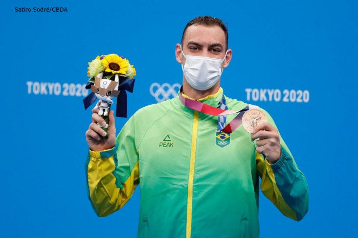 Brasileiro Fernando Scheffer conquista medalha de bronze na natação