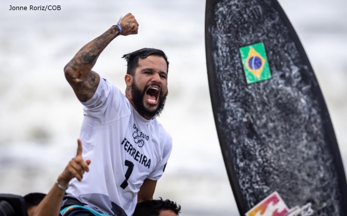 Surfista Ítalo Ferreira conquista medalha de ouro nas Olimpíadas