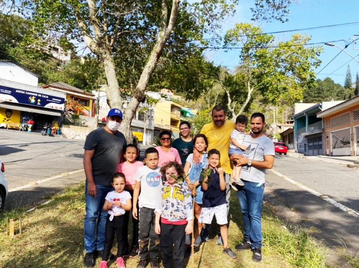Vereador Renan Pessoa promove plantio no bairro convidando adultos e crianças para participarem 