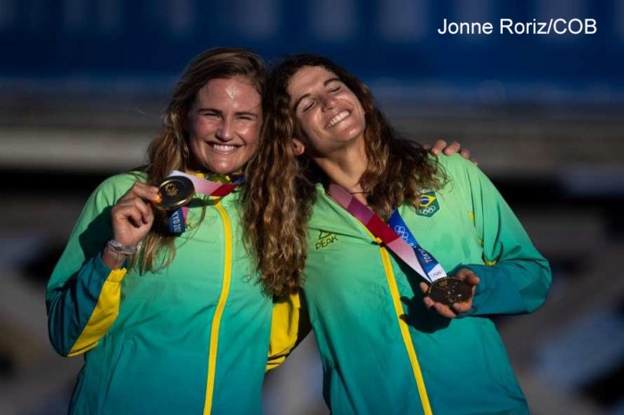 Martine Grael e Kahena Kunze conquistam medalha de ouro para o Brasil nas Olimpíadas