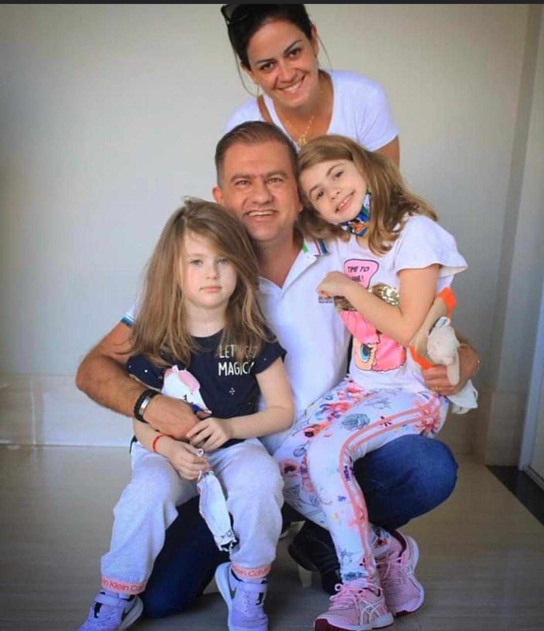 Junior Orosco também foi só elogios à esposa, Camila e à forma com que ela cuida de suas filhas