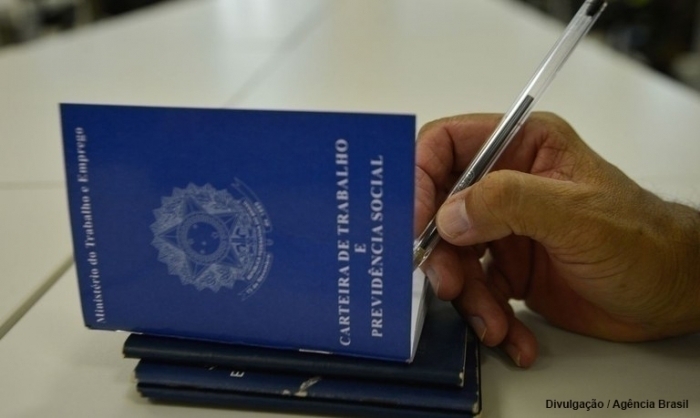 Brasil cria mais de 372 mil vagas com carteira assinada em agosto