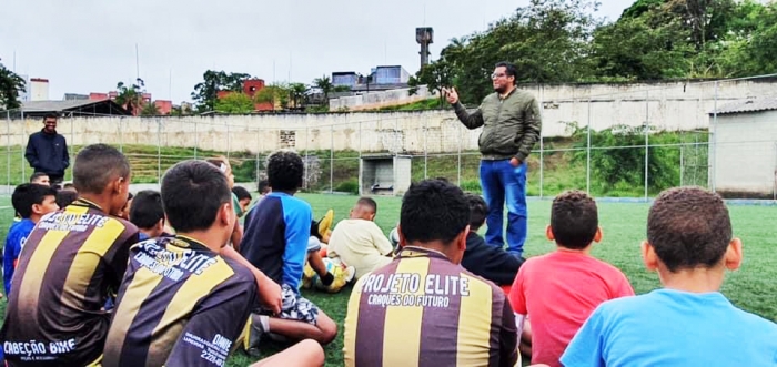Robson Santos visita a Associação Elite na Cidade Tiradentes