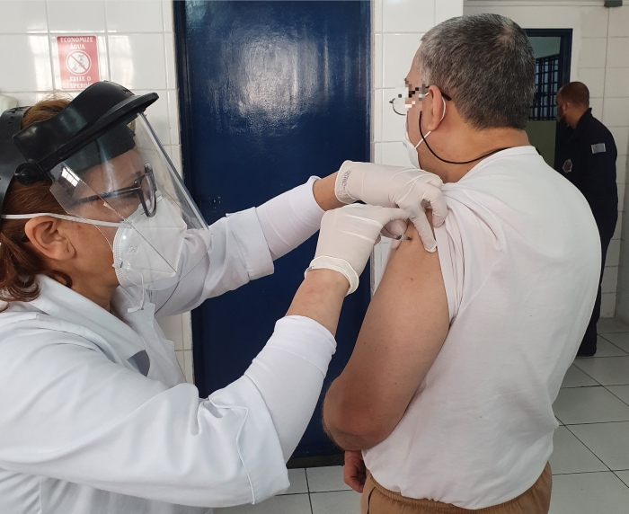 São Paulo atinge a marca de 94% da população carcerária completamente vacinada contra a Covid-19 