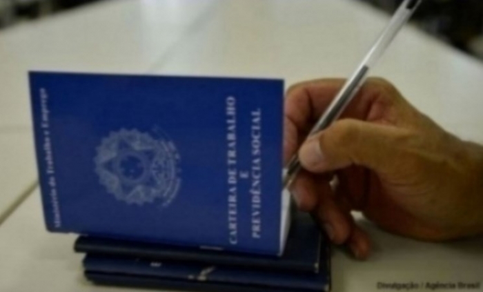 Taxa de desemprego no Brasil cai para 12,6%, mas país ainda registra 13,5 milhões de desempregados