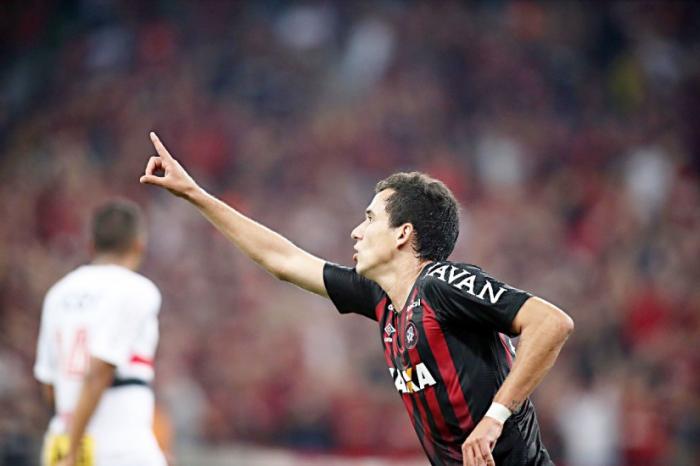 Atlético-PR vence São Paulo por 2 a 1 na Arena da Baixada