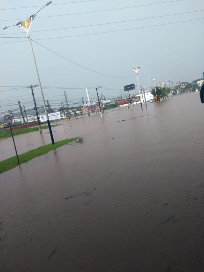 Chuvas fortes fazem piscinão transbordar e causam alagamentos em Mauá