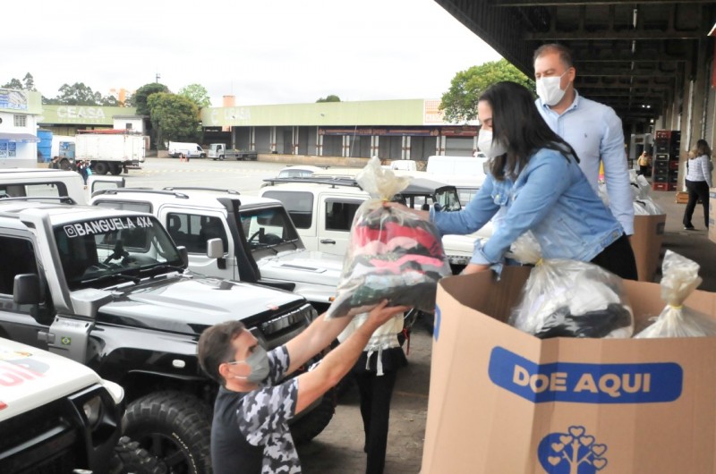 Campanha de distribuição de roupas também contou com a ajuda de Jipeiros - Foto: Divulgação