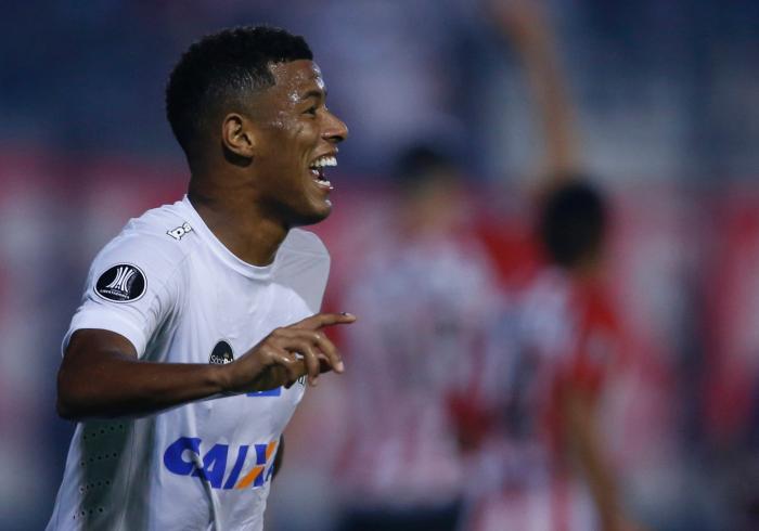 Com gol impedido, Santos vence Estudiantes na Argentina e lidera grupo na Libertadores
