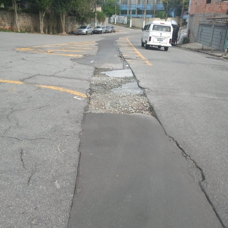 Em frente ao colégio do Santa Lídia