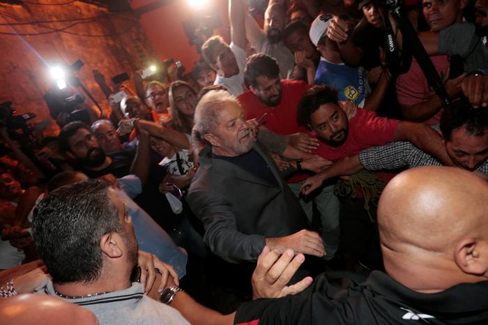Lula se entrega à Polícia Federal e é preso para cumprir pena por corrupção e lavagem de dinheiro