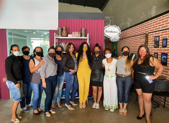Wanessa Bomfim demonstra admiração por participantes do projeto “Mulheres que Edificam Mulheres”