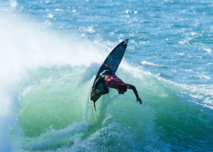 Filipe Toledo é vice em etapa de Portugal da Liga Mundial de Surfe
