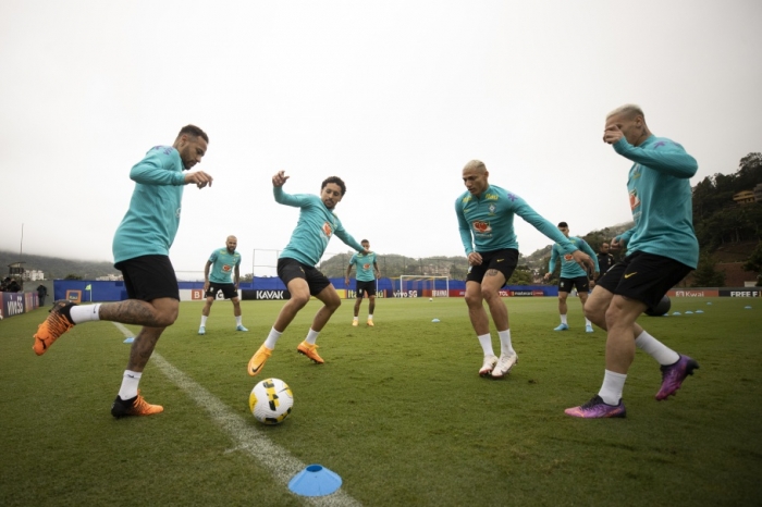 Tite esboça time com mudanças visando jogo contra o Chile, nesta quinta