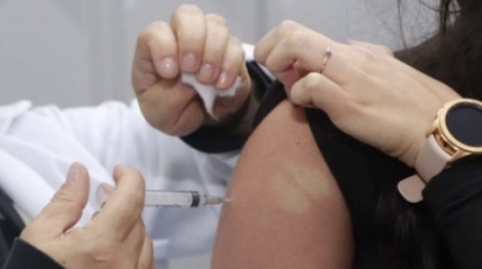 Mauá vacina profissionais de saúde contra a Covid-19 e gripe