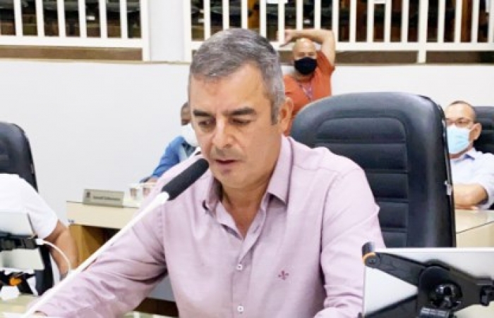 Sargento Simões solicita manutenção de vias públicas e questiona política de tapa-buraco