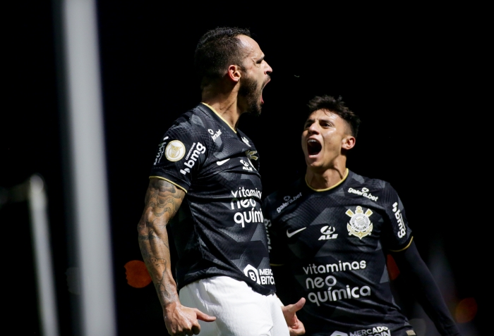 Corinthians vence Red Bull Bragantino e segue na liderança do Brasileirão