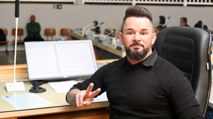 Zé Carlos Nova Era pergunta sobre falta de material escolar e uniforme