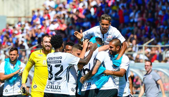 Corinthians goleia fora de casa e é líder isolado do Brasileirão