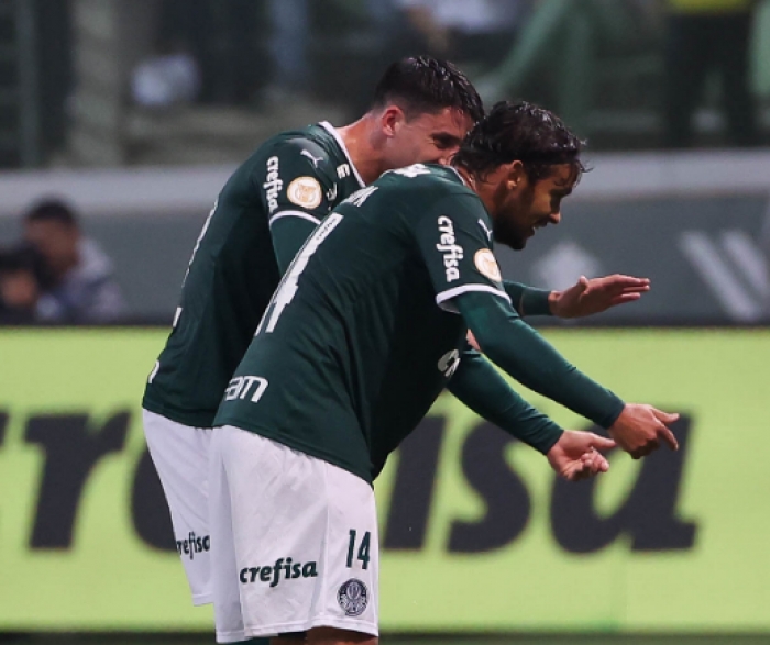 Palmeiras goleia Botafogo no Allianz Parque e volta a ser líder do Brasileirão