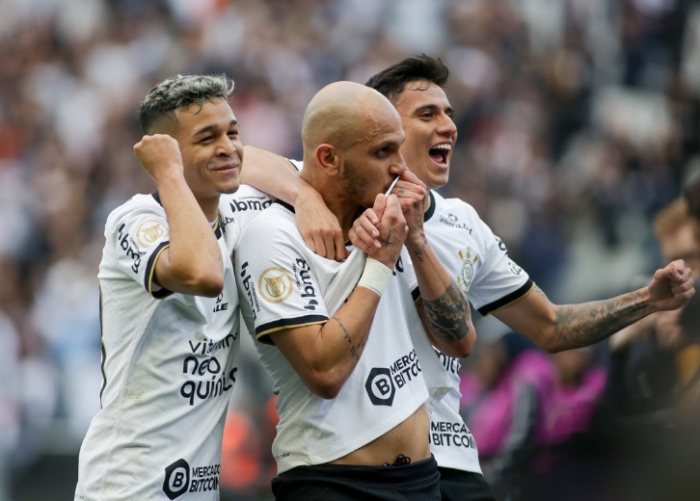 Corinthians vence Goiás e empata no número de pontos com líder Palmeiras