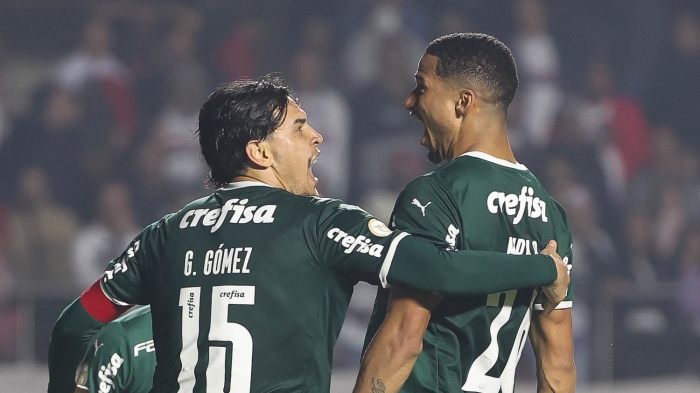 Com virada, Palmeiras derrota São Paulo e segue líder isolado do Brasileirão