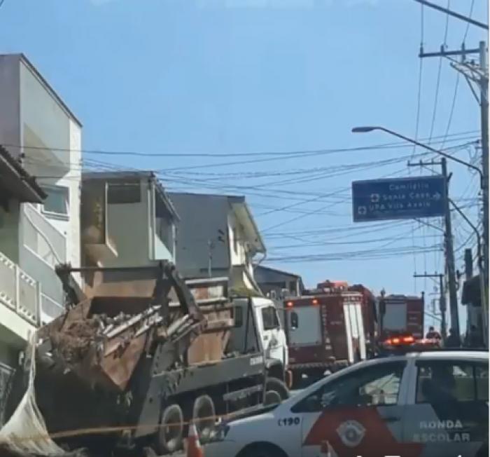 Caminhão colide contra muro de residência em Mauá