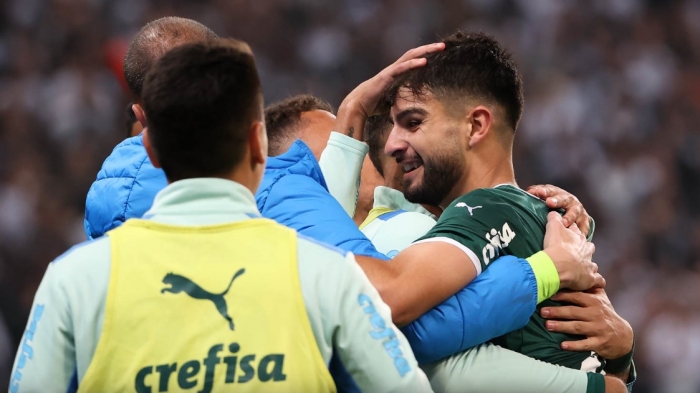 Palmeiras vence clássico contra Corinthians e amplia vantagem na liderança do Brasileirão