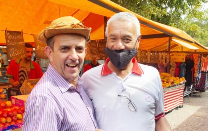 Vereador Irmão Ozelito visita feira no Jardim Zaíra e dialoga com a comunidade