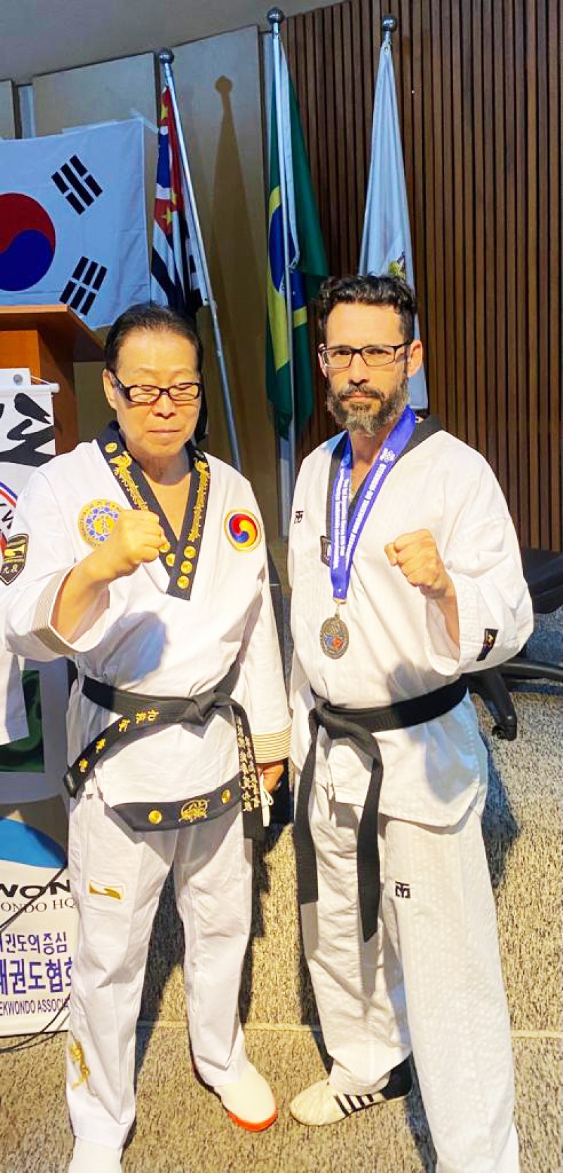 Grão mestre Kyung Duk Kim posa ao lado do professor Toty