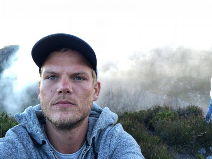 DJ Avicii cometeu suicídio depois de se cortar usando vidro de garrafa quebrada, diz TMZ